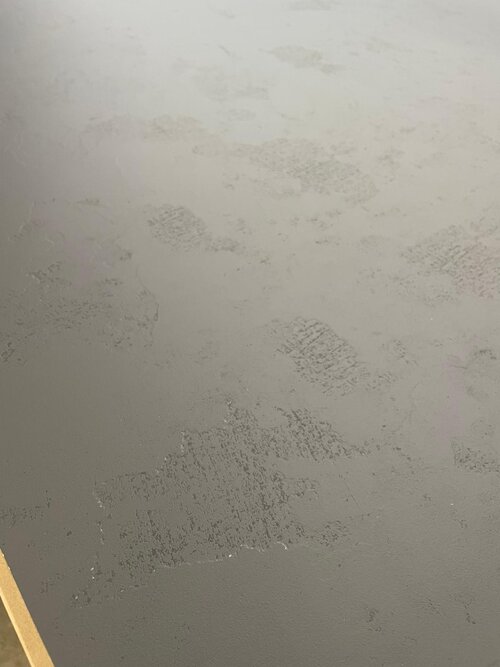 Platte mit möglichen hellen Punkte im Randbereich (Detailansicht)